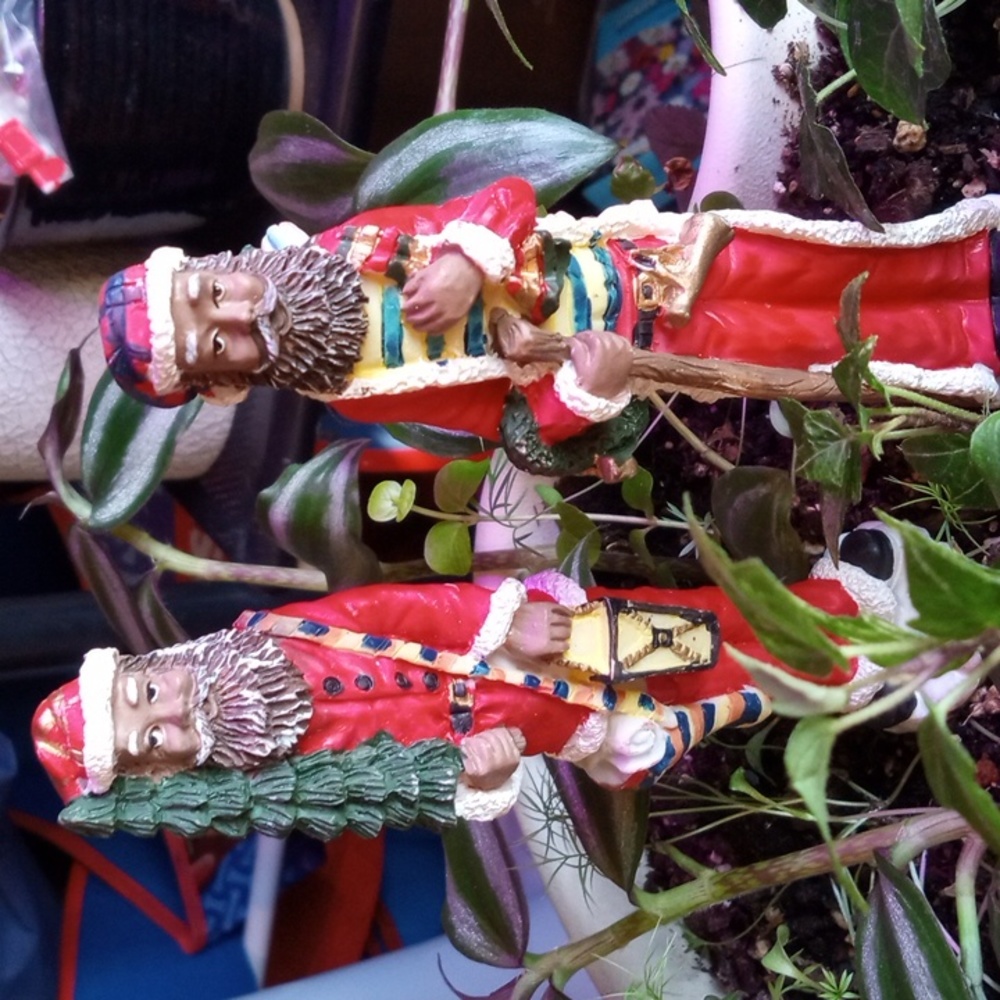 2 Santas approx 6in tall